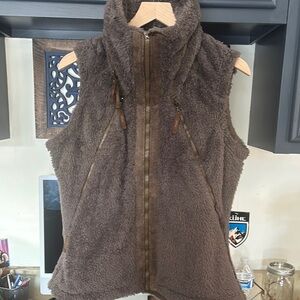 Cozy Brown Fleece Vest with High Collar and Full-Length Zipper